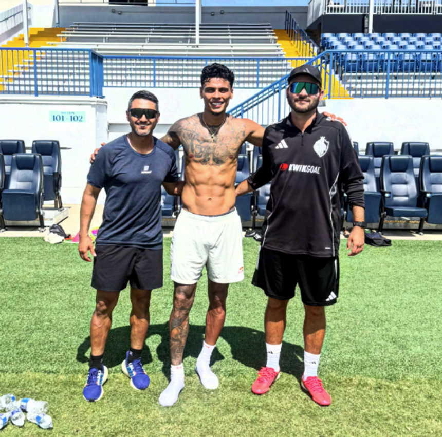 Richard Ríos e dois treinadores - Foto: instagram/cesarprotrainer