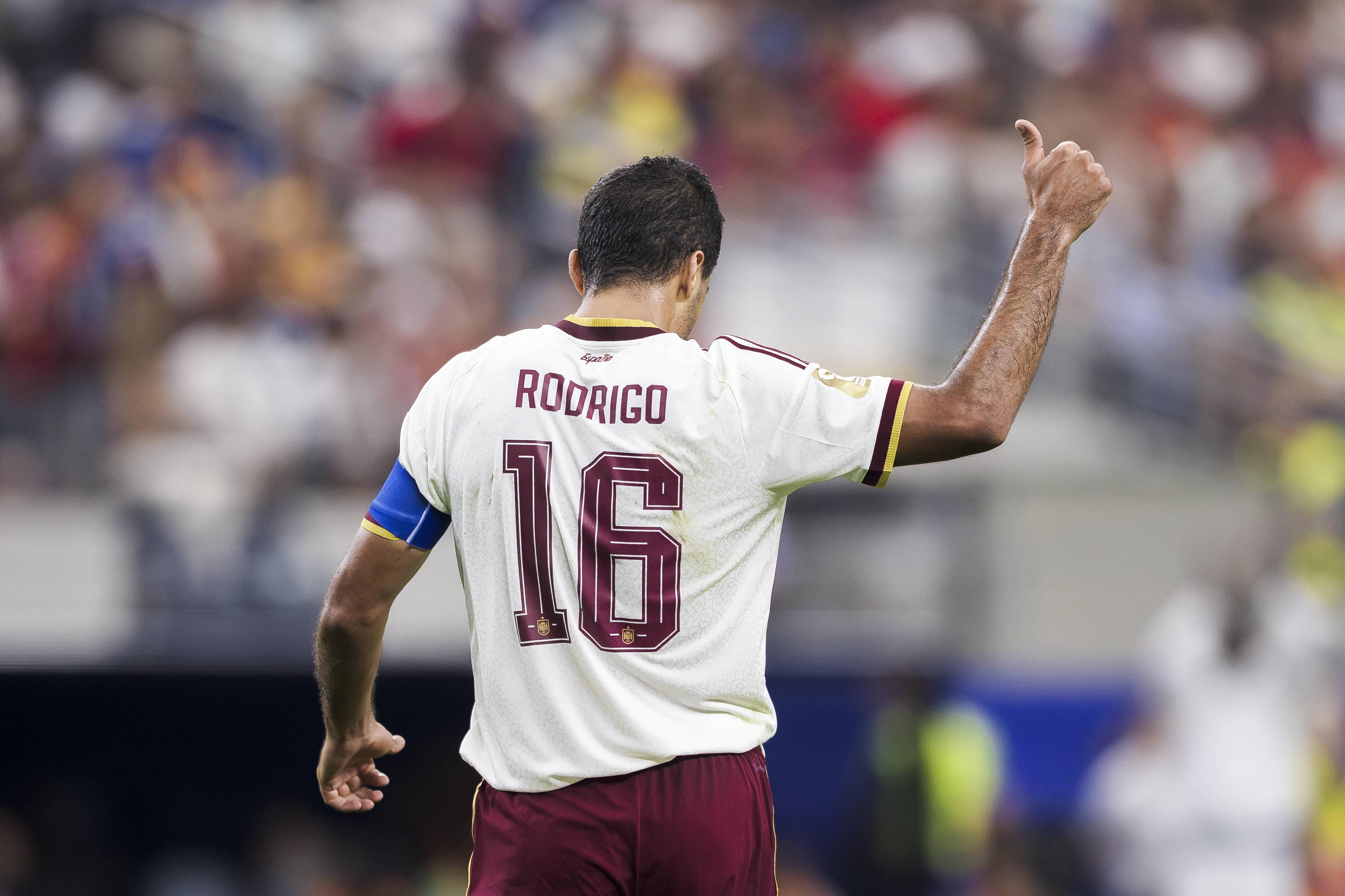 Rodri, médio de Espanha: voltou a jogar com uma bússula na cabeça e a manter a posse sempre do lado de 'La Roja', acumulando com os habituais roubos de bola - Foto: IMAGO