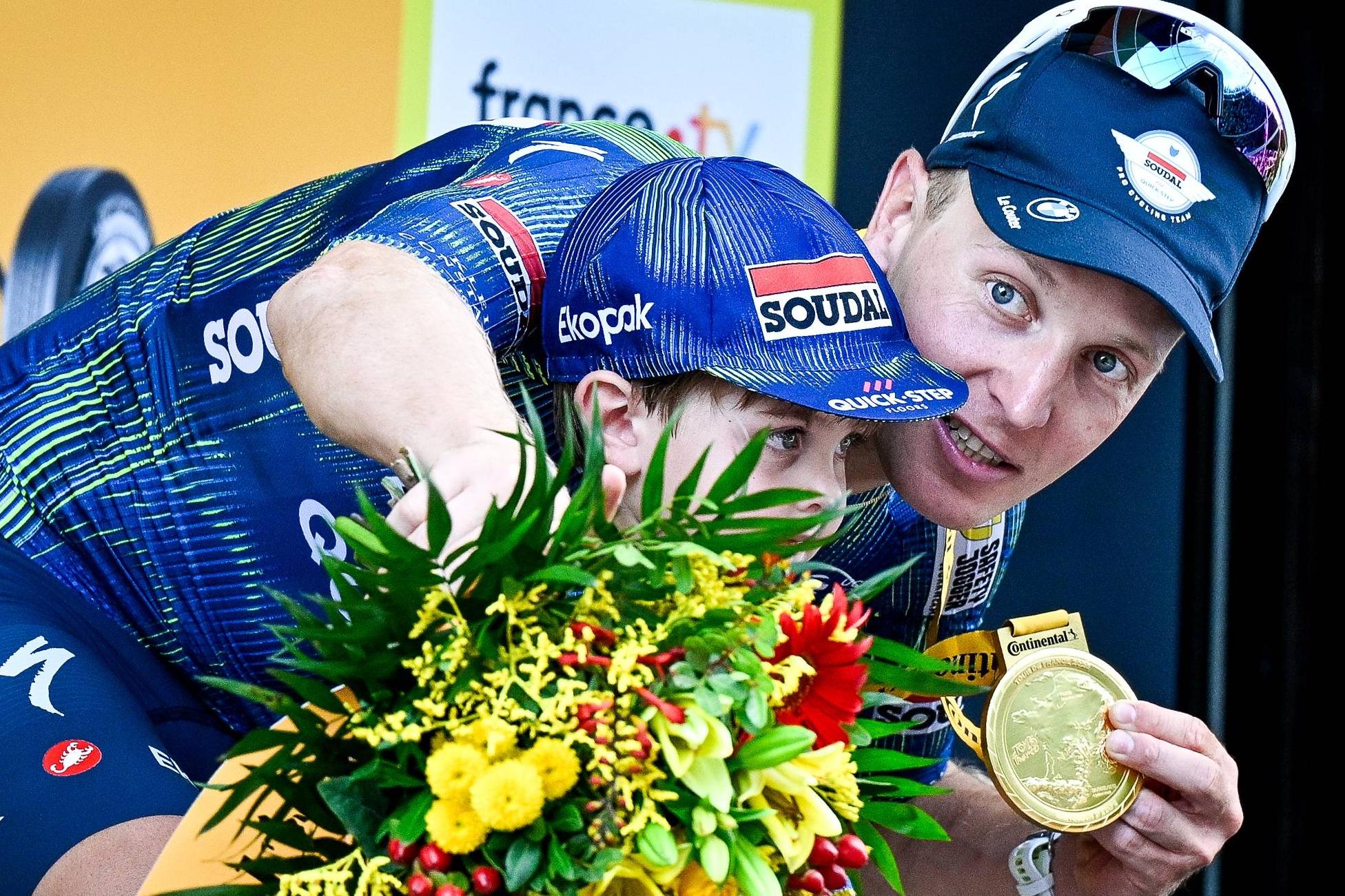 Tim Merlier e o filho Jules no pódio em Chalon-sur-Saône