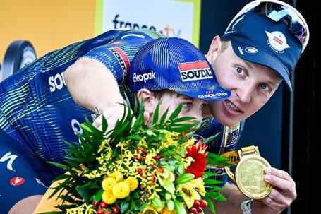 Tim Merlier e o filho Jules no pódio em Chalon-sur-Saône