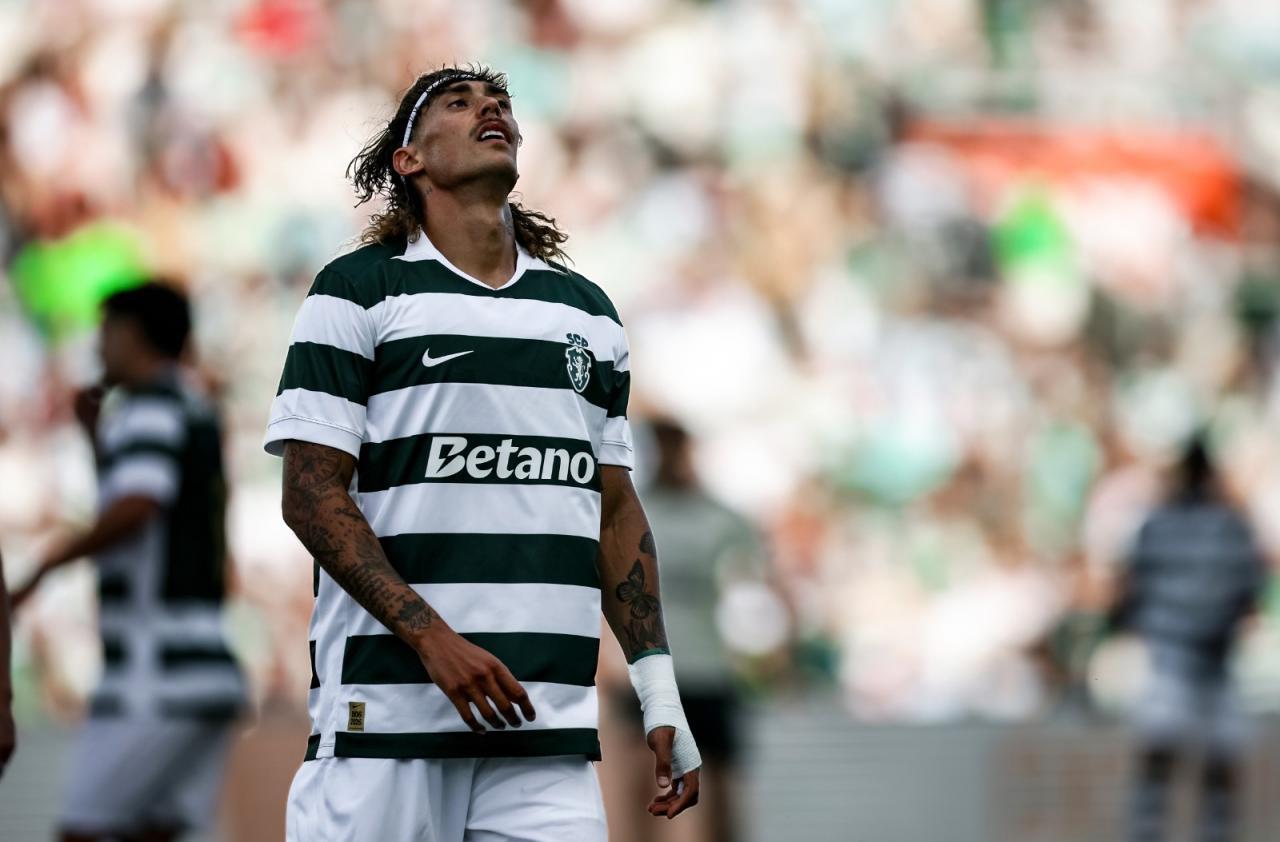 Ricardo Mangas com a nova camisola do Sporting  - Foto: Sporting CP