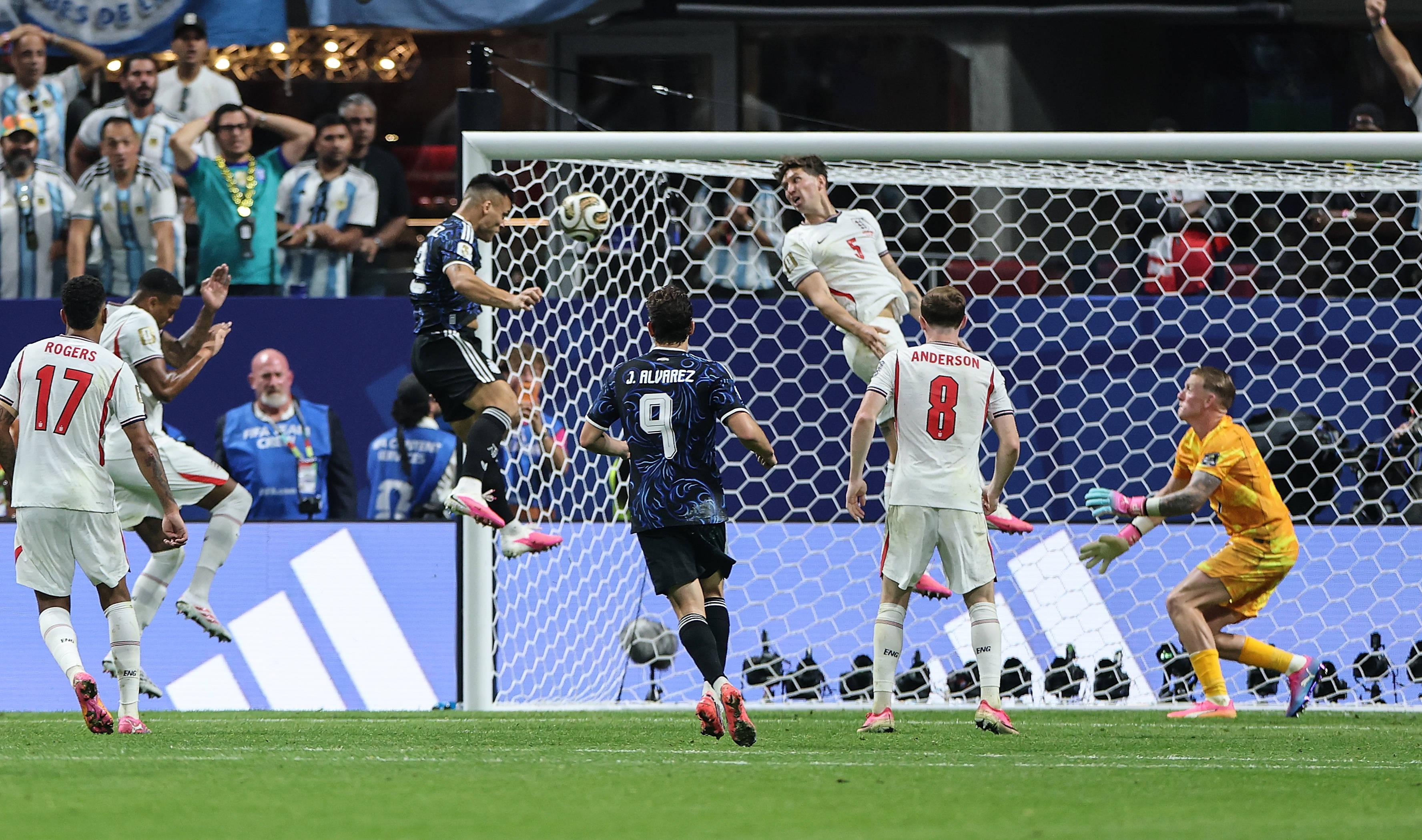 Lautaro Martínez, avançado da Argentina: entrou para marcar o golo decisivo num gesto que revela o lado mais 'killer', saltando entre duas das quatro torres inglesas que estavam em campo - Foto: IMAGO