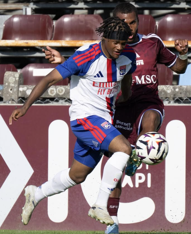 Lyon  (camisola principal)