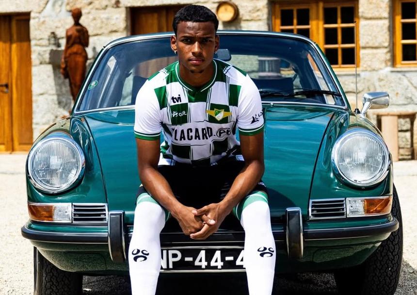 Landerson mostra-se com a nova camisola dos cónegos - Foto: Moreirense