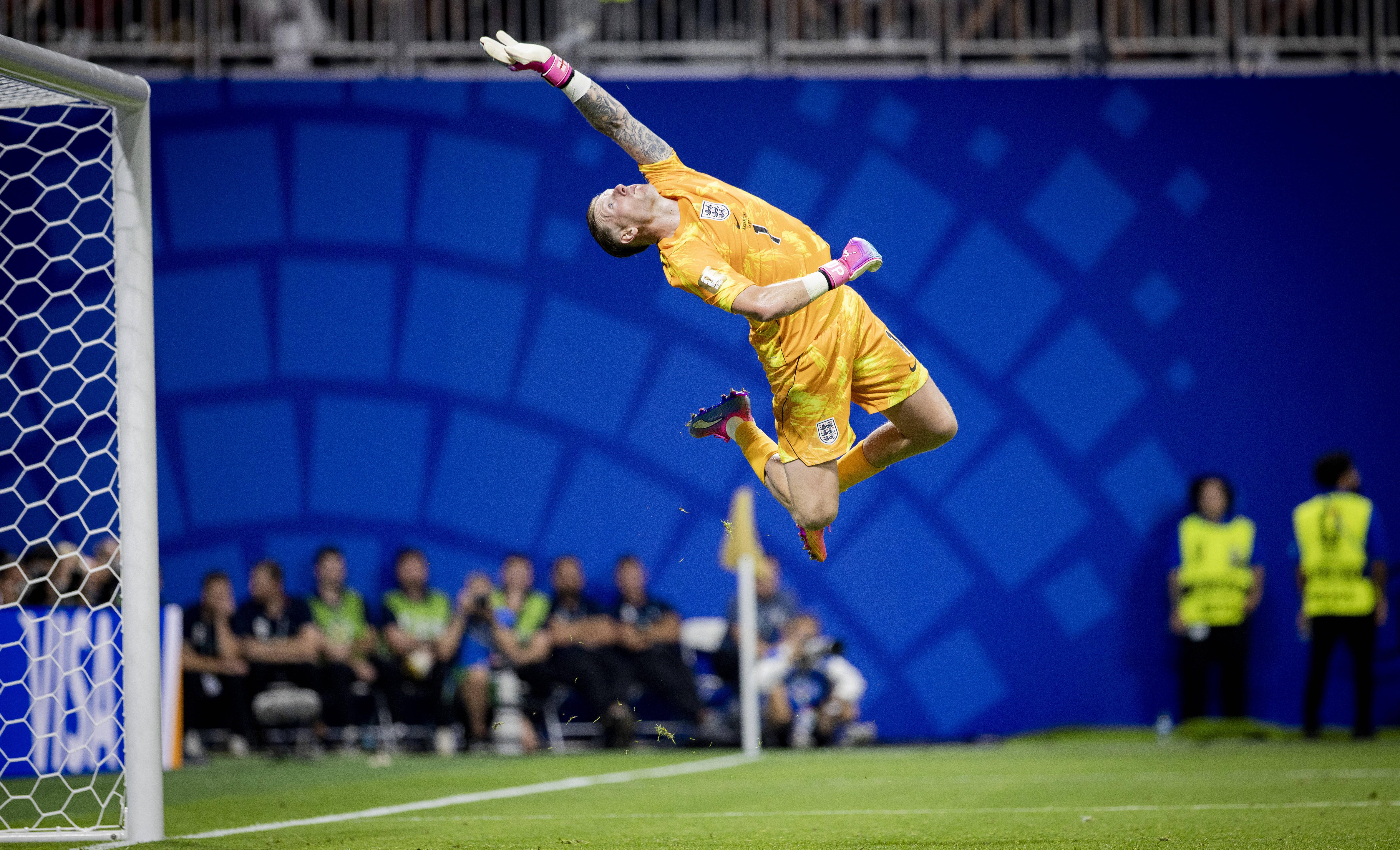 Pickford, guarda-redes de Inglaterra: aguentou a equipa o mais que pôde frente à Argentina e colecionou várias intervenções de elevado nível - Foto: IMAGO