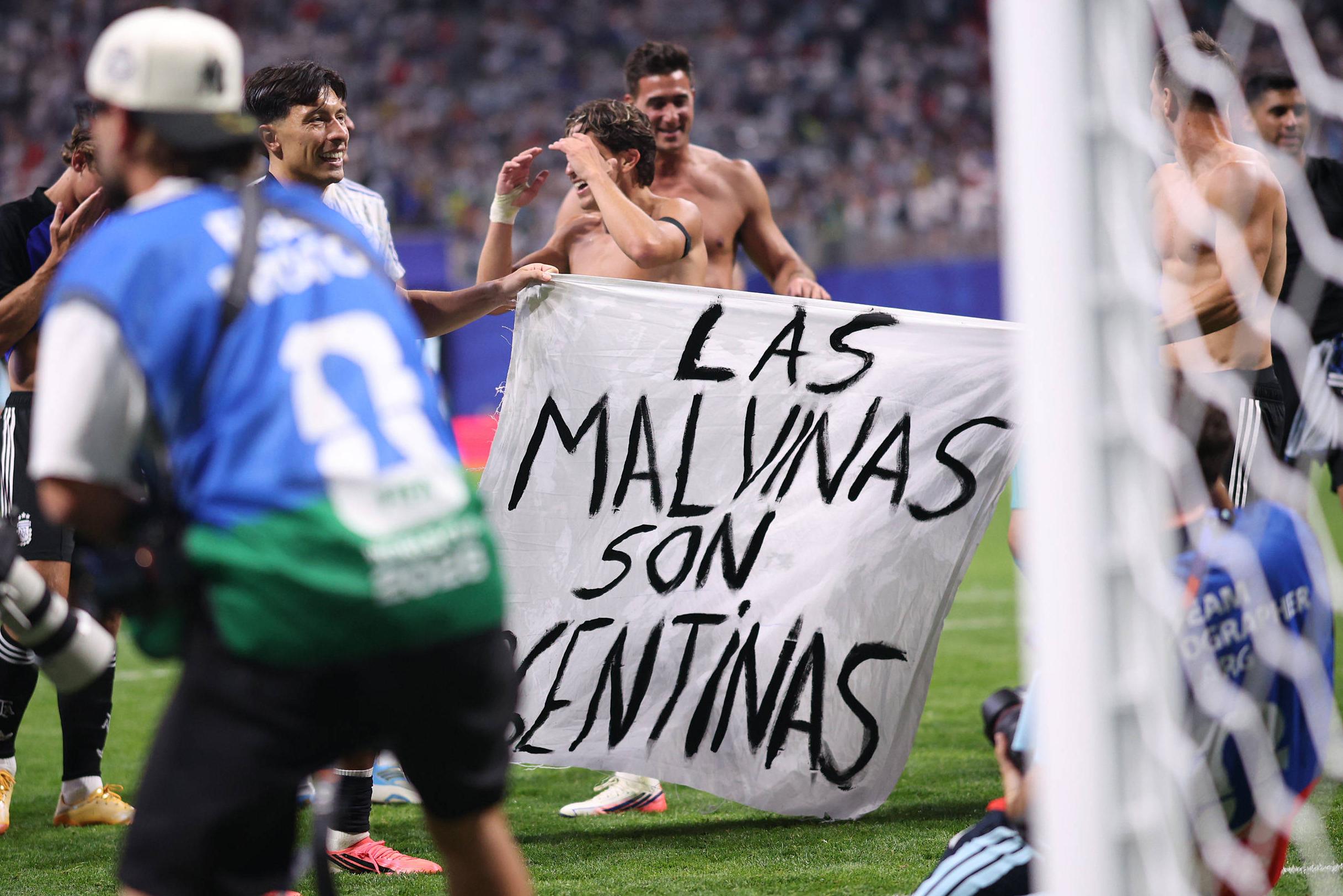 «As Malvinas são argentinas»: a tarja da polémica