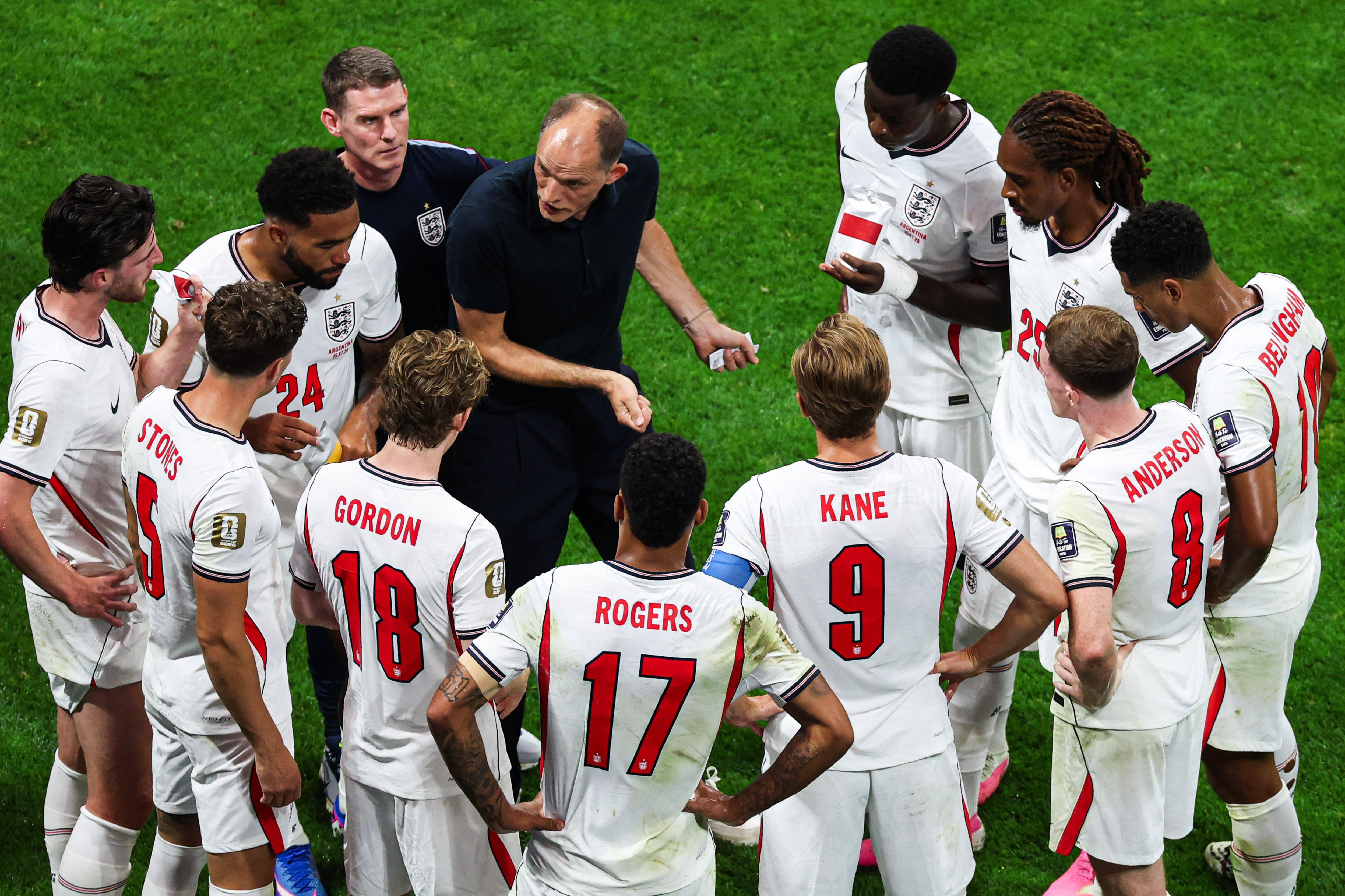 Thomas Tuchel a falar com os jogadores durante a pausa para hidratação