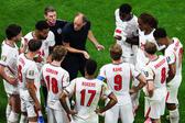 Thomas Tuchel a falar com os jogadores durante a pausa para hidratação