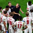 Thomas Tuchel a falar com os jogadores durante a pausa para hidratação