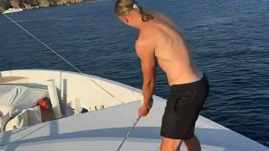 Haaland joga golfe num iate, mas nada temam: bolas são biodegradáveis