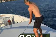 Haaland joga golfe num iate, mas nada temam: bolas são biodegradáveis