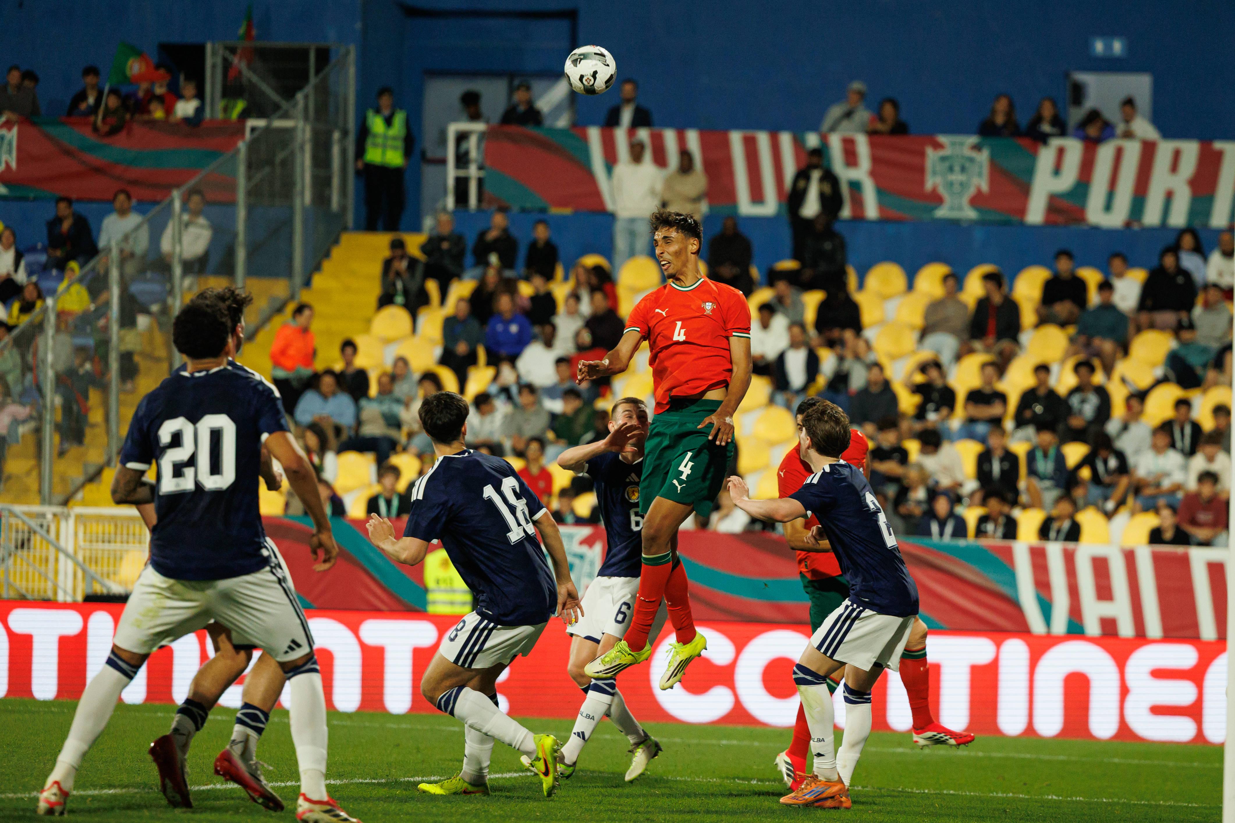 Tiago Gabriel: o gigante (1,96m) de 21 anos continua a crescer no Lecce e nos sub-21. As exibições e os números (dois golos em cinco jogos esta época) em Itália justificam atenção nacional.