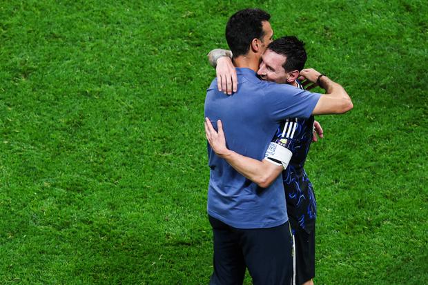 Lionel Scaloni abraça Messi depois do triunfo sobre a Inglaterra