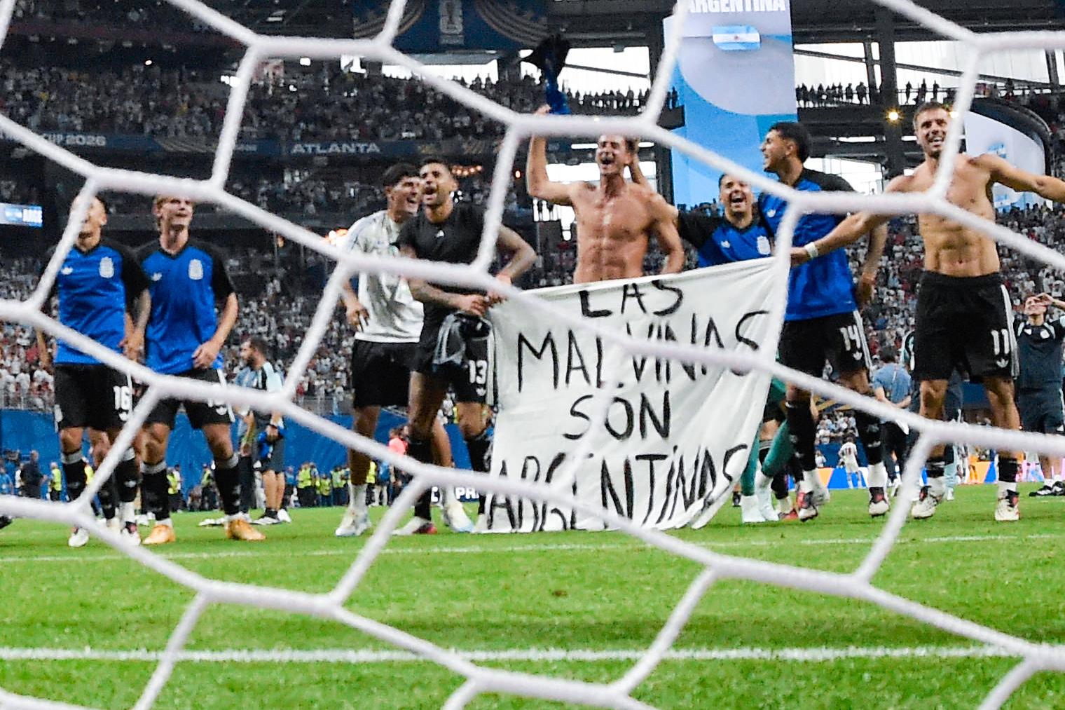 Jogadores da Argentina exibiram tarja sobre as Malvinas
