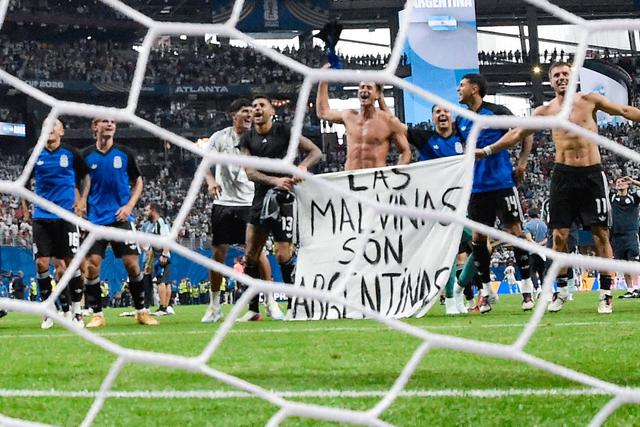 Jogadores da Argentina exibiram tarja sobre as Malvinas