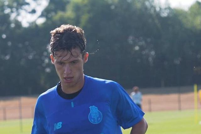 Jovens portistas treinam com a equipa A em solo inglês - Foto: FC Porto