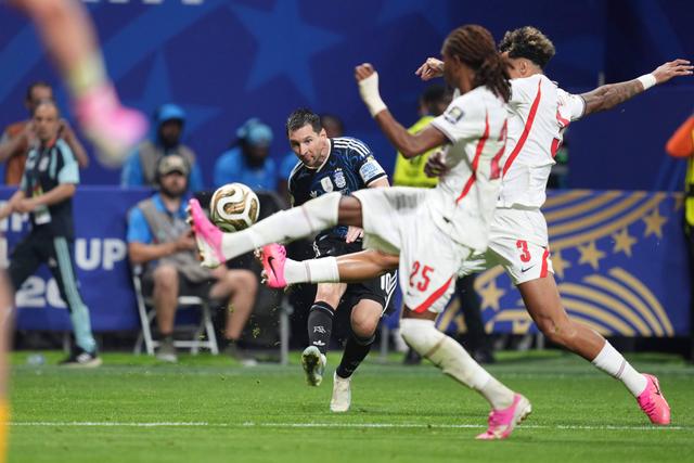 Deste cruzamento de Messi nasceu o segundo golo argentino - Foto: IMAGO