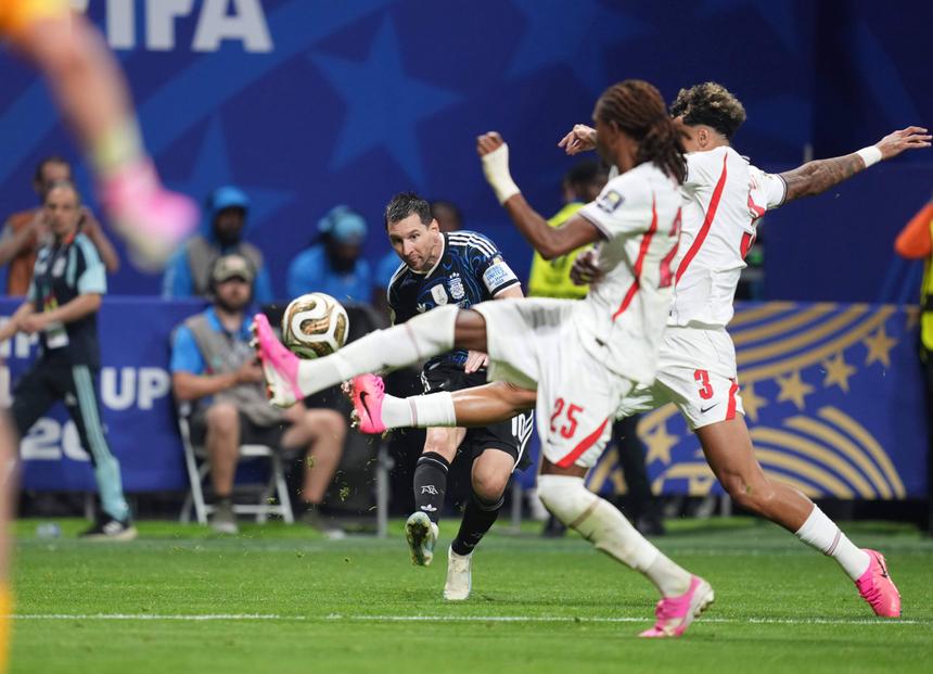 Deste cruzamento de Messi nasceu o segundo golo argentino - Foto: IMAGO