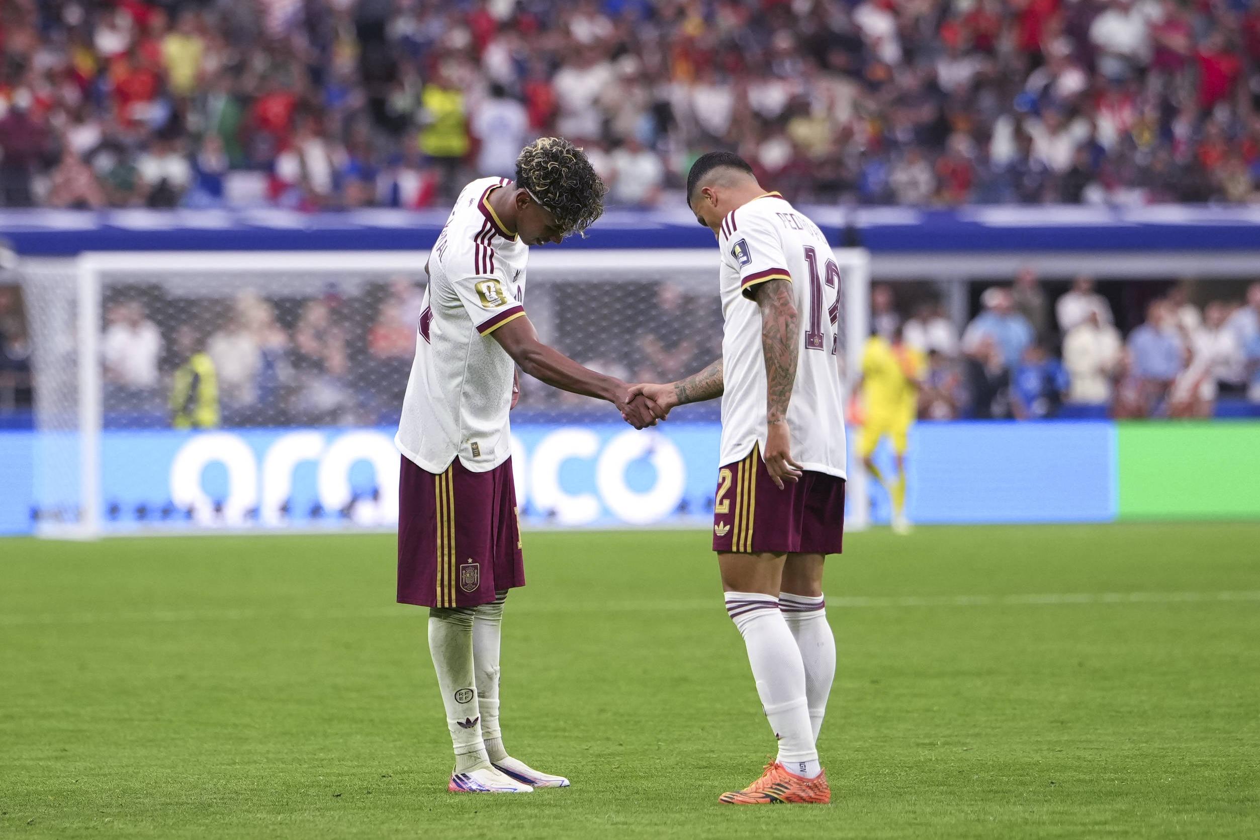 Lamine Yamal e Pedro Porro a celebrarem o golo do ex-Sporting à França