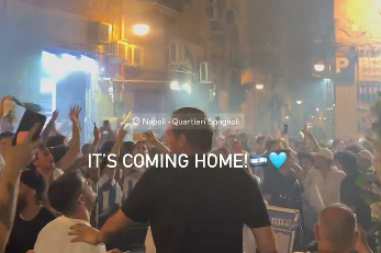 Festa em Nápoles depois do triunfo da Argentina sobre Inglaterra