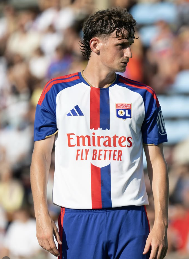Lyon  (camisola principal)