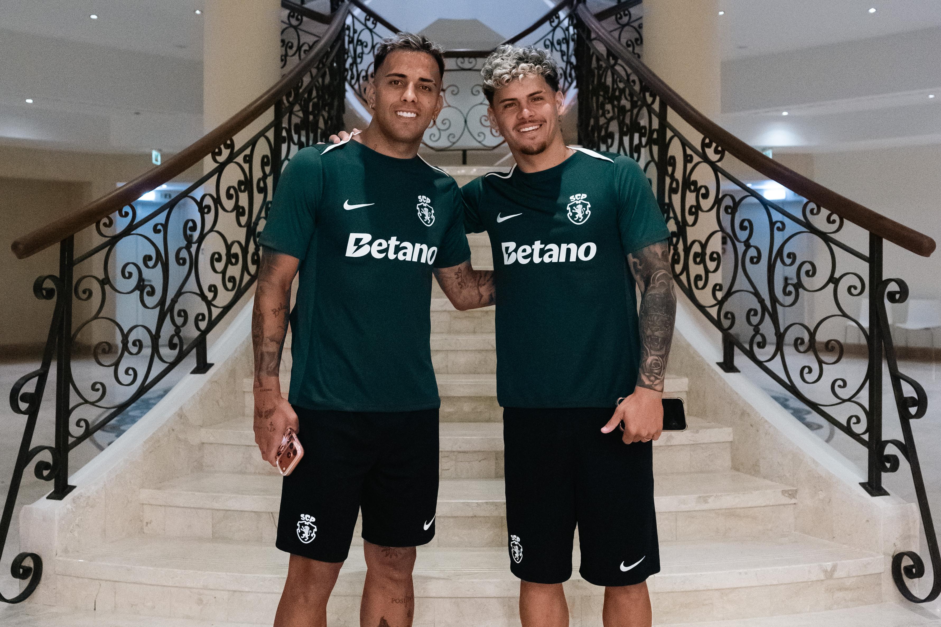 Rodrigo Zalazar e Maxi Araújo já no estágio do Sporting em Lagos. Foto Sporting CP