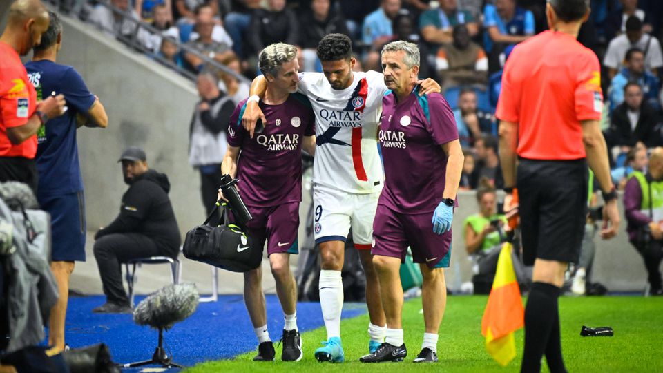 Vídeo: Gonçalo Ramos assiste e sai lesionado aos 20 minutos na estreia da Ligue 1