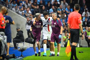 Vídeo: Gonçalo Ramos assiste e sai lesionado aos 20 minutos na estreia da Ligue 1