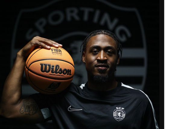 Base Reggie Johnson reforça Sporting