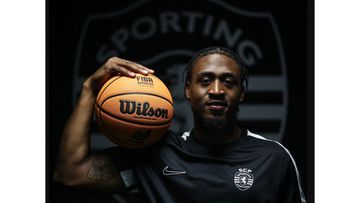 Base Reggie Johnson reforça Sporting