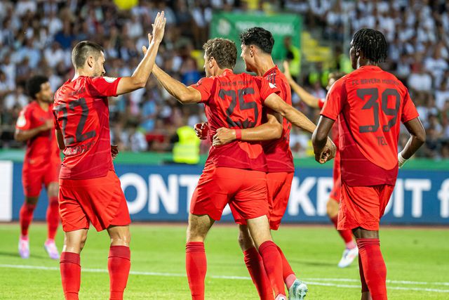 Raphael Guerreiro titular na estreia vitoriosa de Kompany no Bayern