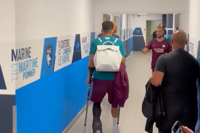 Vídeo: Gonçalo Ramos abandona estádio de muletas após sair lesionado