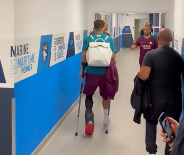 Vídeo: Gonçalo Ramos abandona estádio de muletas após sair lesionado