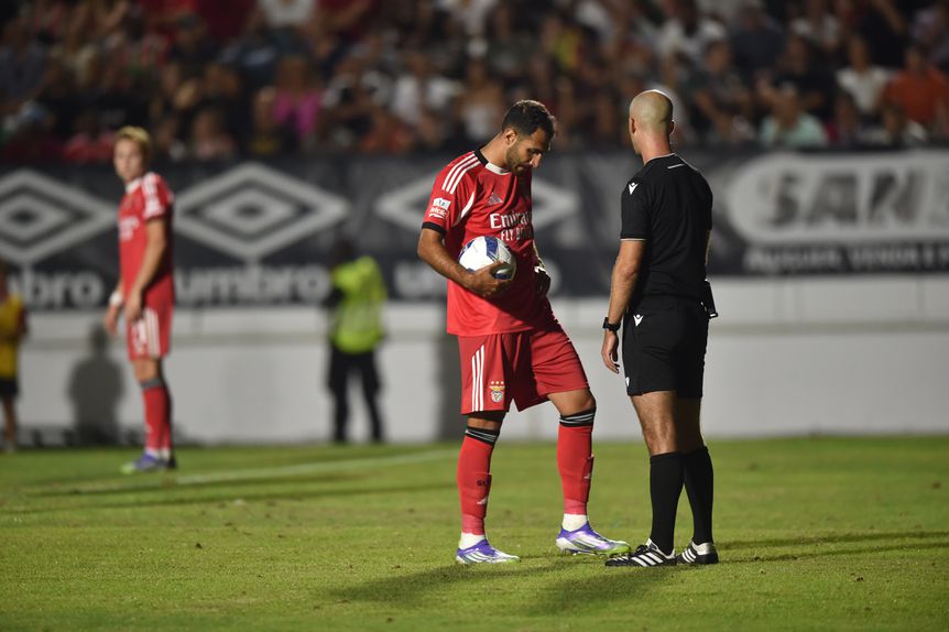 Pavlidis a preparar-se para bater a grande penalidade. Foto Miguel Nunes