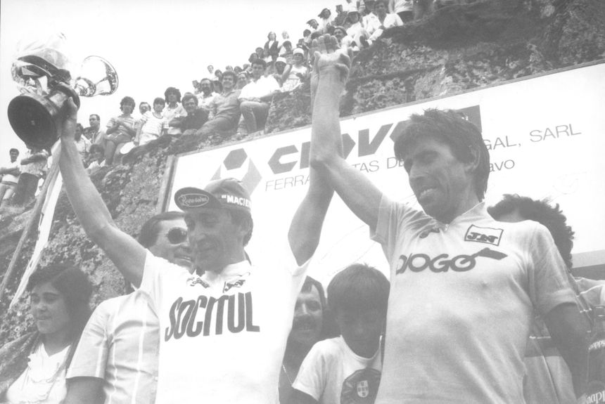 Marco Chagas e Venceslau Fernandes no pódio da Volta a Portugal em 1985