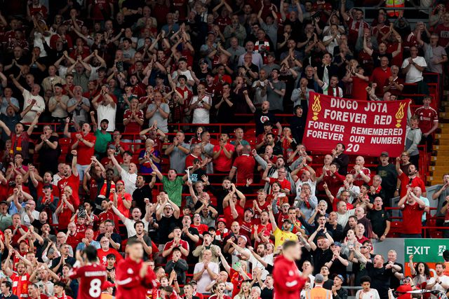 VÍDEO: adepto em cadeira de rodas expulso de Anfield após insulto racista