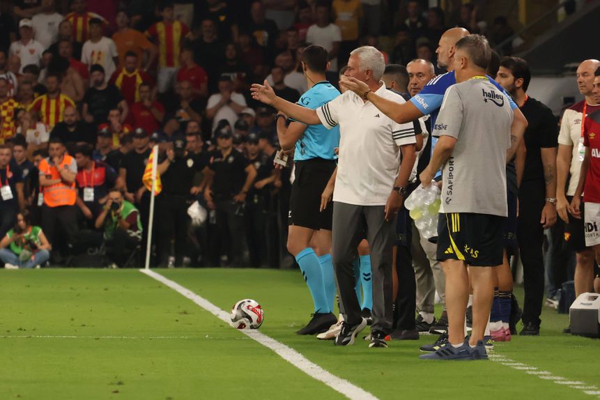 José Mourinho durante o jogo com o Goztepe