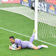 Fábio continua a ser titular do Fluminense aos 44 anos