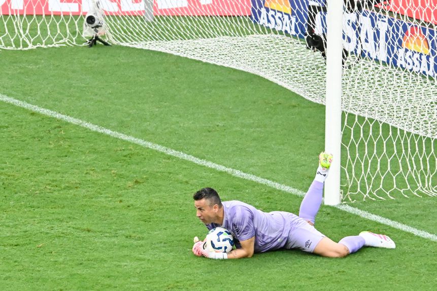 Fábio continua a ser titular do Fluminense aos 44 anos