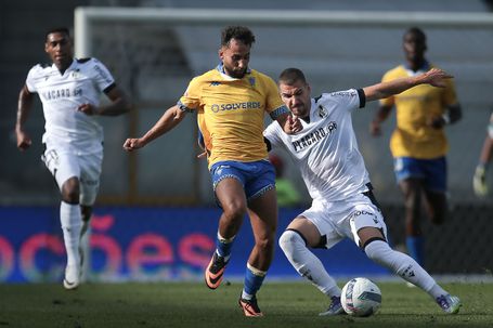 V. Guimarães-Estoril: igualdade ao intervalo