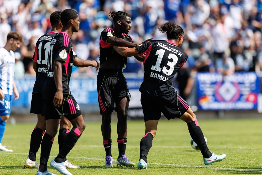 Guilherme Ramos após ter marcado o primeiro golo do Hamburgo  Foto: IMAGO
