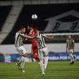 Bernardo Schappo e Luan Patrick em duelo com Pavlidis. Foto Miguel Nunes
