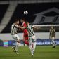 Bernardo Schappo e Luan Patrick em duelo com Pavlidis. Foto Miguel Nunes