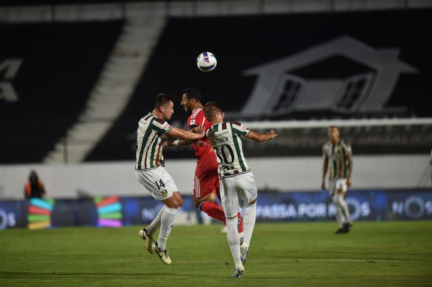Bernardo Schappo e Luan Patrick em duelo com Pavlidis. Foto Miguel Nunes