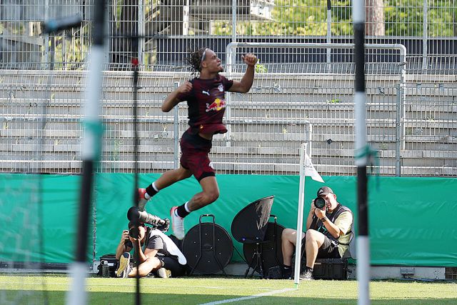 Celebração de Xavi Simons no último golo do Leipzig Foto: IMAGO