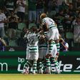 Os jogadores do Sporting celebram em grupo o golo de Hjulmand na primeira jornada, frente ao Casa Pia, no Estádio Municipal de Rio Maior. Os jogadores abraçam-se enquanto Morita salta para as costas de um dos jogadores.