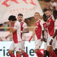 Eric Dier festeja com os colegas de equipa