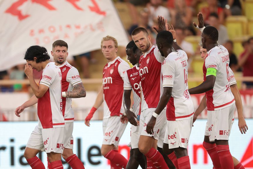 Eric Dier festeja com os colegas de equipa