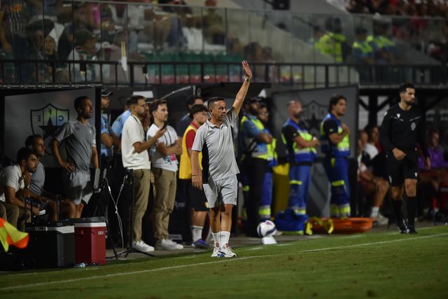 Foi o adjunto Luís Silva quem orientou a equipa do Estrela a partir do banco de suplente, face ao castigo do treinador José Faria