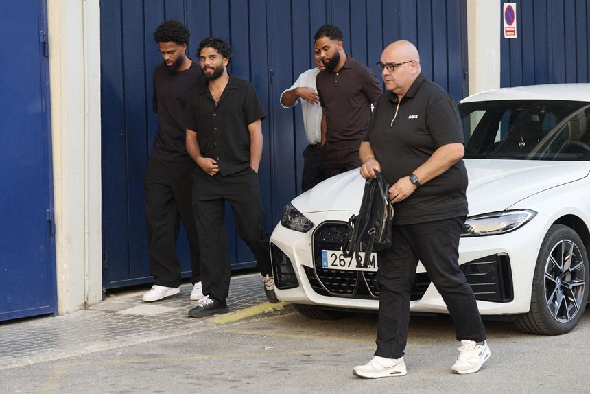 St. Juste acompanhado pelos irmãos Benjamin e Yousha, seus representantes, à chegada ao Estádio El Sadar
